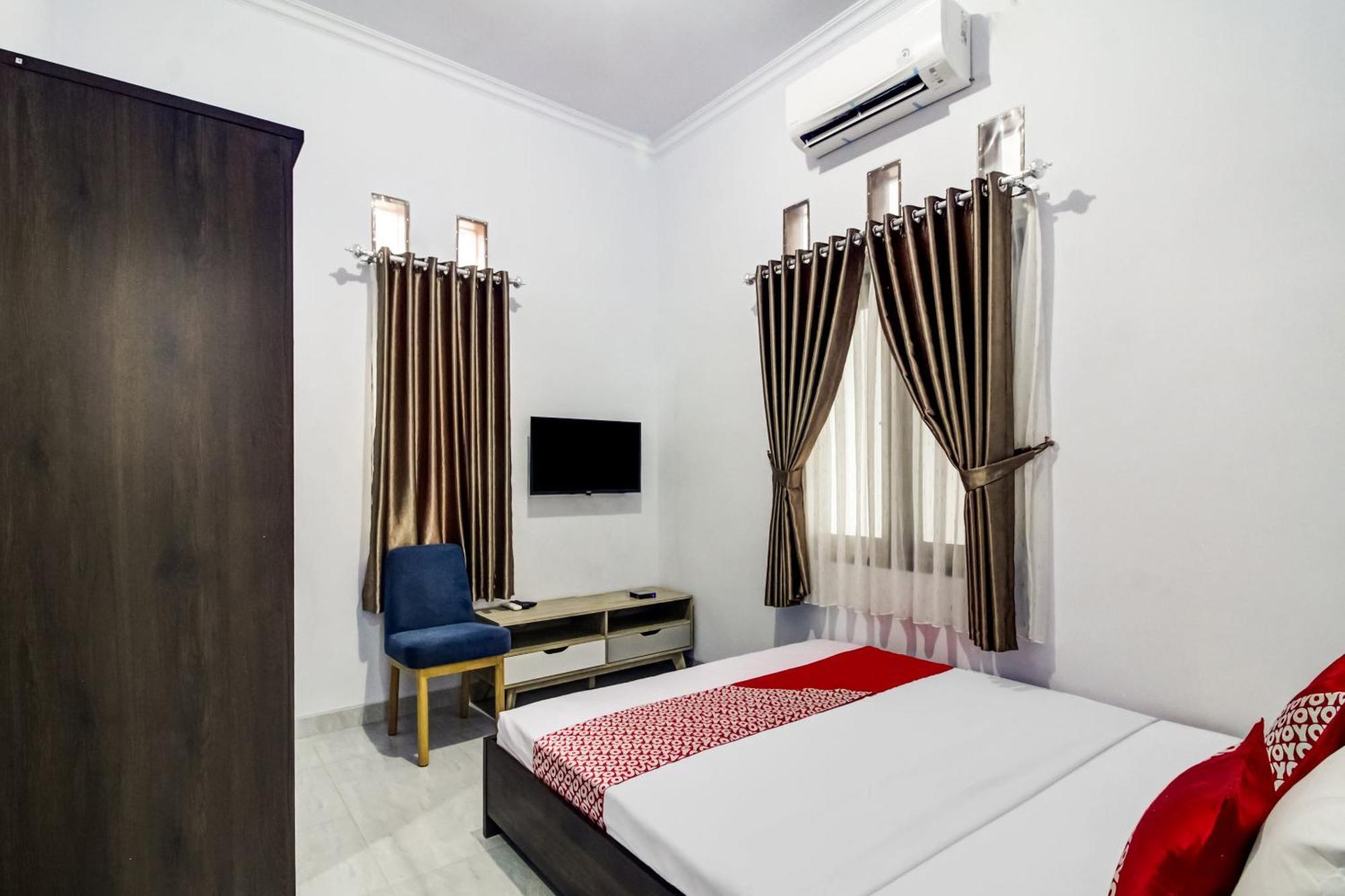 Oyo 91243 Bina Syariah Guest House チルボン エクステリア 写真