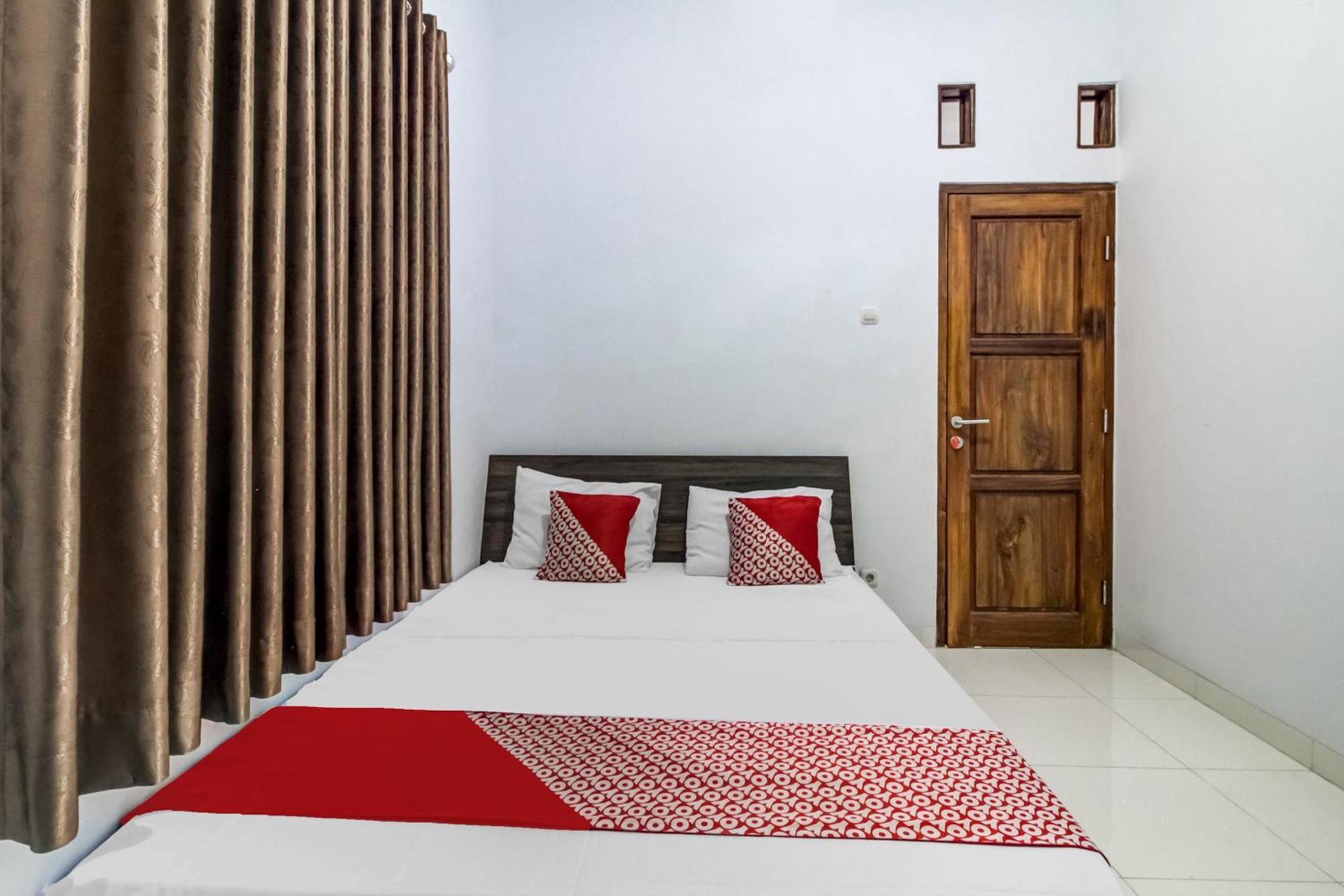Oyo 91243 Bina Syariah Guest House チルボン エクステリア 写真