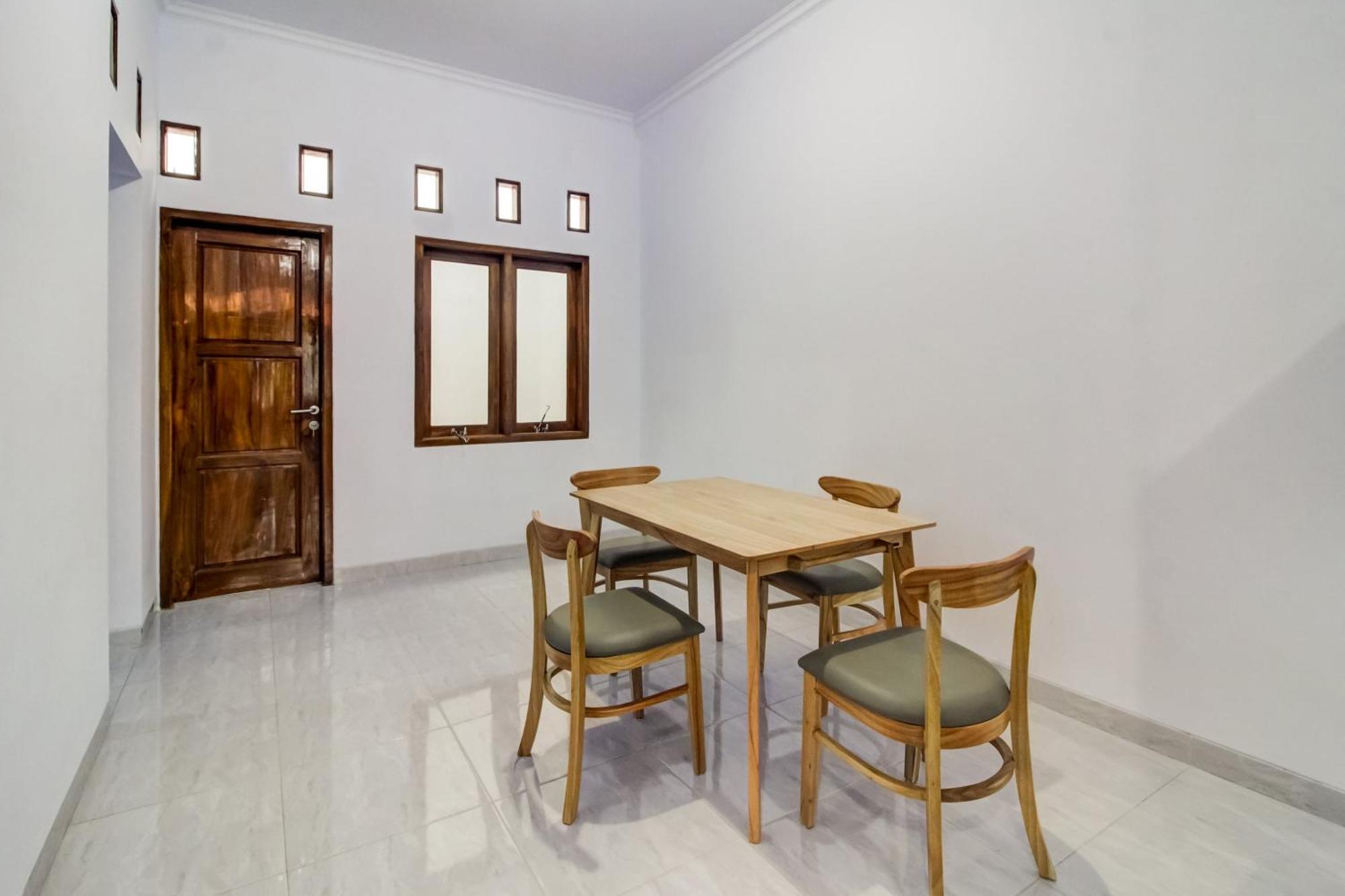 Oyo 91243 Bina Syariah Guest House チルボン エクステリア 写真