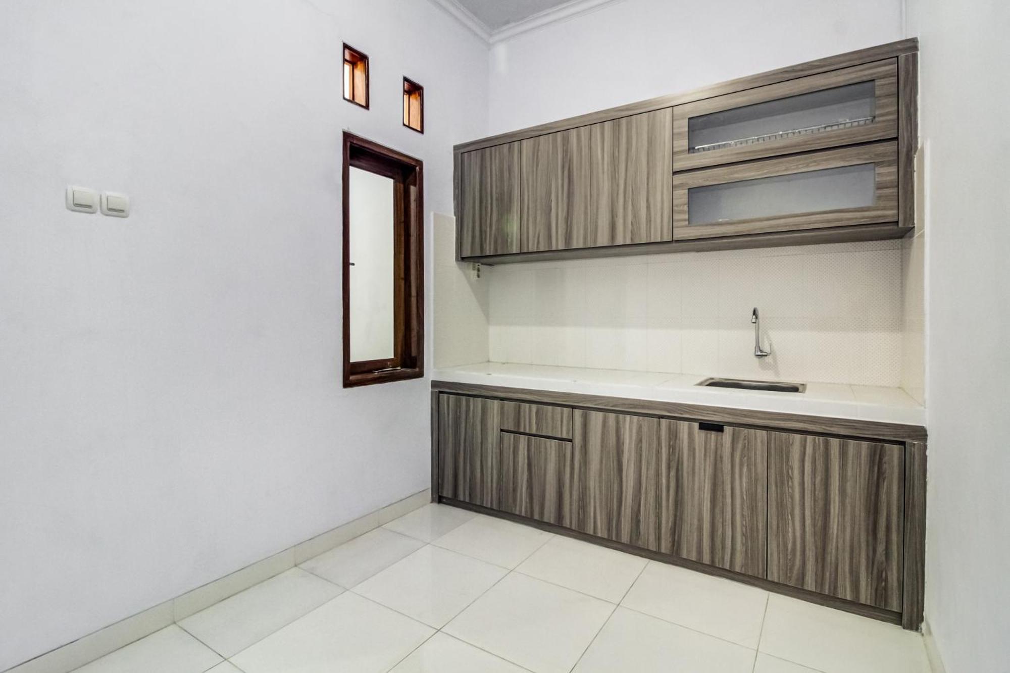 Oyo 91243 Bina Syariah Guest House チルボン エクステリア 写真