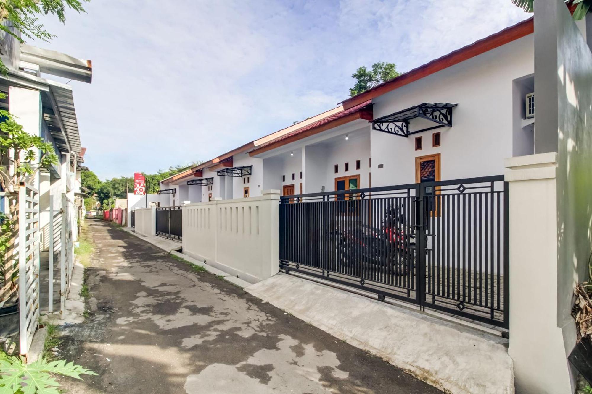 Oyo 91243 Bina Syariah Guest House チルボン エクステリア 写真
